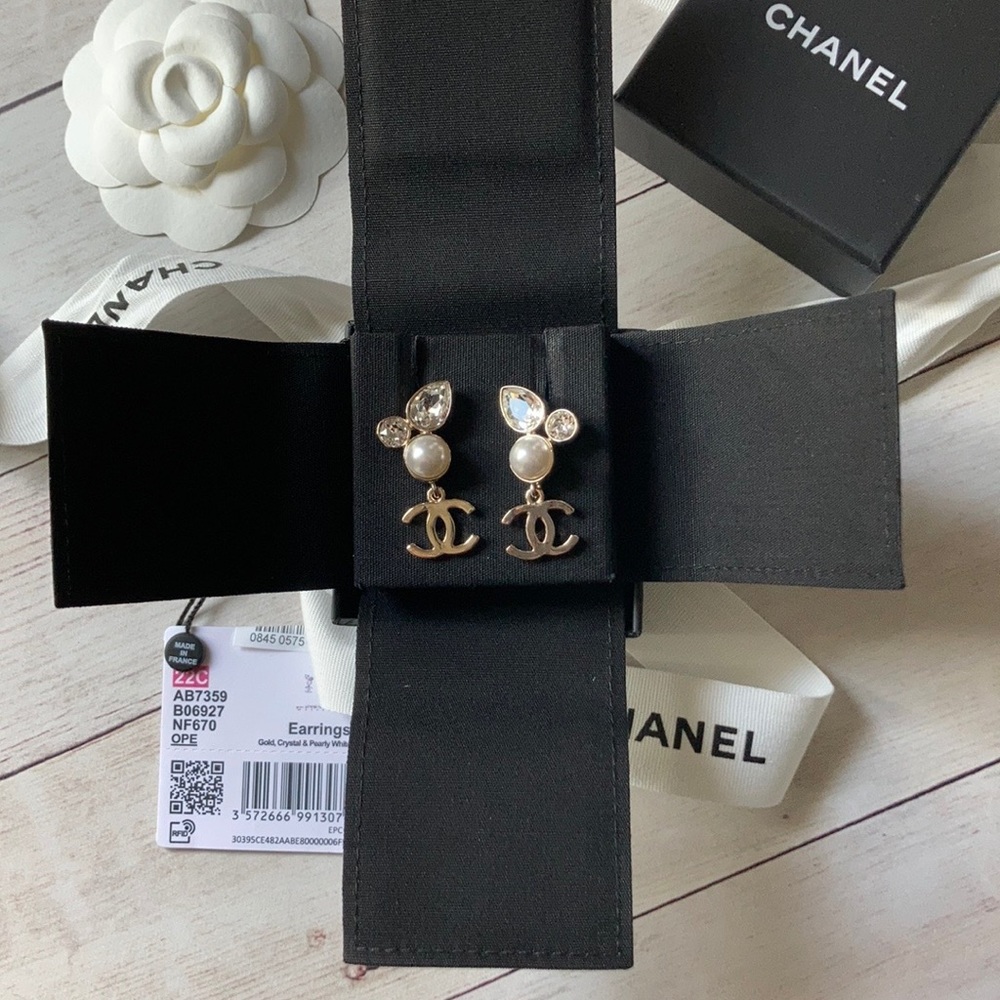 ❗️SOLD/TRADED❗️✨BRAND NEW Limited Edition CHANEL Pearl Crystal Earrings ✨ - Picture 8 of 11